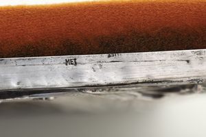 Icona a tempera su tavola raffigurante Madonna con Bambino, riza in rame argentato e smalti policromi. XIX-XX secolo  - Asta Argenti e Icone - Associazione Nazionale - Case d'Asta italiane