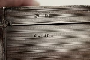 Due cofanetti. Uno Birmingham 1934 (argentiere non identificato) e uno Londra 1886 (argentiere non identificato)  - Asta Argenti e Icone - Associazione Nazionale - Case d'Asta italiane