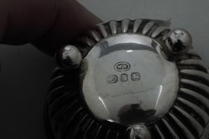 Due coppie di salierine con cucchiaini. Londra 1898 argentiere Robert Stebbings e Birmingham 1897 argentiere W. M. Hayes  - Asta Argenti e Icone - Associazione Nazionale - Case d'Asta italiane