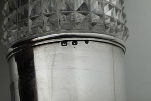 Bottiglia con bicchierino. Inghilterra XIX secolo  - Asta Argenti e Icone - Associazione Nazionale - Case d'Asta italiane