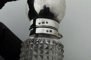 Bottiglia con bicchierino. Inghilterra XIX secolo  - Asta Argenti e Icone - Associazione Nazionale - Case d'Asta italiane