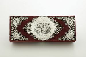 Scatola velluto rosso con decorazioni in argento, Birmigham 1897, argentiere Henry Matthews  - Asta Argenti e Icone - Associazione Nazionale - Case d'Asta italiane