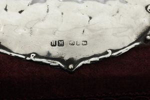 Scatola velluto rosso con decorazioni in argento, Birmigham 1897, argentiere Henry Matthews  - Asta Argenti e Icone - Associazione Nazionale - Case d'Asta italiane