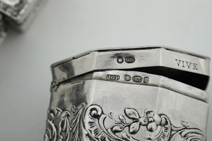 Collezione di 12 scatole in argento sbalzato. Inghilterra e Olanda XIX-XX secolo  - Asta Argenti e Icone - Associazione Nazionale - Case d'Asta italiane