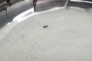 Lotto composto da una ciotola porta frutta, due posate, una ciotolina e un sottopiatto, Argenteria italiana del XX secolo, vari argentieri  - Asta Argenti e Icone - Associazione Nazionale - Case d'Asta italiane