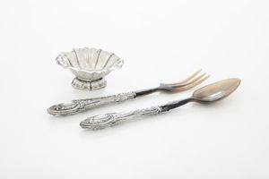 Lotto composto da una ciotola porta frutta, due posate, una ciotolina e un sottopiatto, Argenteria italiana del XX secolo, vari argentieri  - Asta Argenti e Icone - Associazione Nazionale - Case d'Asta italiane