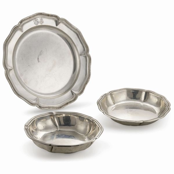 VASSOIO E DUE VASCHETTE CIRCOLARI, SECOLO XX  - Asta Argenti italiani ed europei - Associazione Nazionale - Case d'Asta italiane