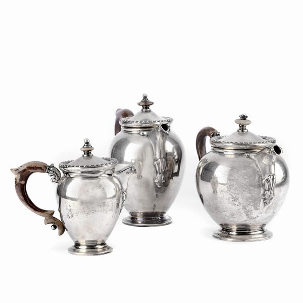 DUE TEIERE ED UNA LATTIERA, SECOLO XX  - Asta Argenti italiani ed europei - Associazione Nazionale - Case d'Asta italiane