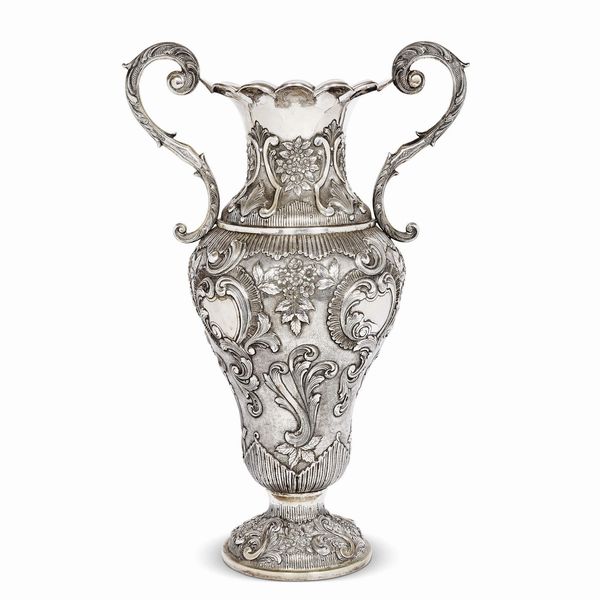 GRANDE ANFORA BIANSATA, MILANO, SECOLO XX  - Asta Argenti italiani ed europei - Associazione Nazionale - Case d'Asta italiane