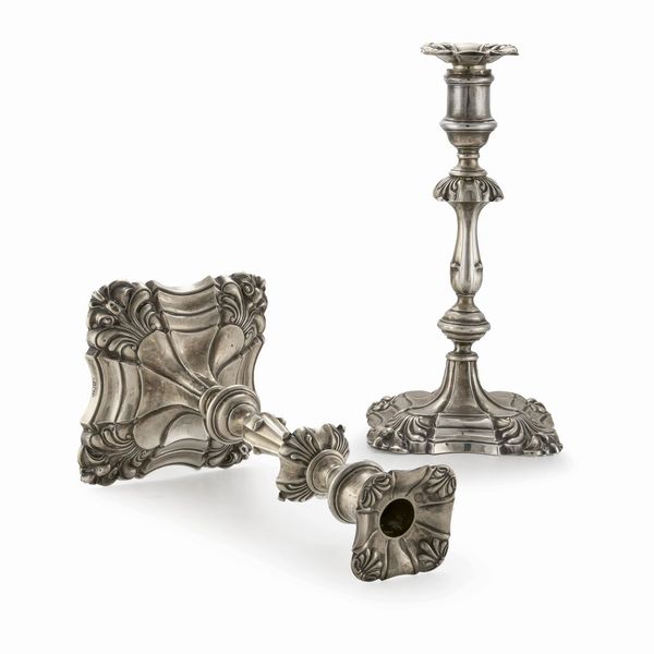 COPPIA DI CANDELIERI, CITT DI SHEFFIELD, FINE SECOLO XIX, ARGENTIERI WALTER LATHAM & SON  - Asta Argenti italiani ed europei - Associazione Nazionale - Case d'Asta italiane
