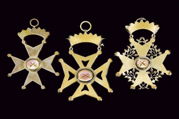 Lotto di tre croci massoniche della loggia trentatr�  - Asta Rare Armi Antiche e Militaria da Tutto il Mondo - Associazione Nazionale - Case d'Asta italiane