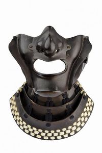 Nerikawa Ryubu mempo in ferro laccato in nero  - Asta Rare Armi Antiche e Militaria da Tutto il Mondo - Associazione Nazionale - Case d'Asta italiane