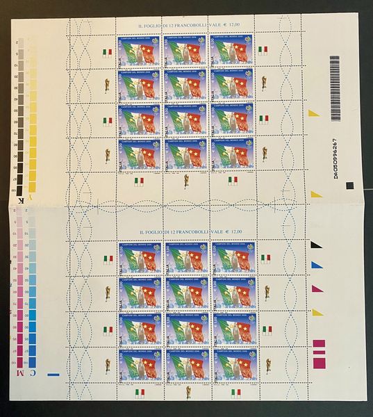 2006 - Repubblica italiana - Minifogli - Campionato mondiale di calcio 2006. Italia campione - Coppia verticale di due minifogli contenenti  dodici francobolli da 1,00 euro divisa da interpazio e con margini verticali non tagliati, inoltre tutti i francobolli presentano la variet  otto stelle e colori fuori registro  (Sass. Spec. 18 Aa-Ad-Ca).  - Asta Filatelia e Storia Postale - Associazione Nazionale - Case d'Asta italiane