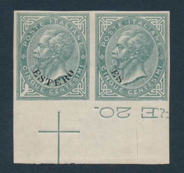 1874 - Regno dItalia - Uffici Postali allestero - Levante - Emissioni generali  - Coppia orizzontale di prove del 5 centesimi verde grigio (Sass. P3, variet) su carta gommata e con filigrana corona, non dentellate, bordo di foglio - Il primo esemplare reca solo l'angolo inferiore sinistro modificato ed in forma pi estesa delle normali modifiche sui francobolli emessi. Il secondo esemplare non presenta alcun angolo modificato - Le soprastampe ESTERO sono doppie, una delle quali in albino. Sul secondo esemplare si nota soprastampa parziale.  - Asta Filatelia e Storia Postale - Associazione Nazionale - Case d'Asta italiane