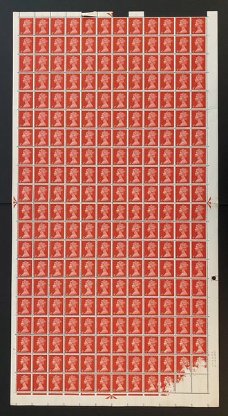 1967-69  Gran Bretagna - Foglio intero di 240 francobolli, 1967-1969, 4 penny rosso (Unif. 476), con difetto di stampa nell'angolo inferiore destro con quattro esemplari parzialmente privi del colore ed uno totalmente bianco.  - Asta Filatelia e Storia Postale - Associazione Nazionale - Case d'Asta italiane