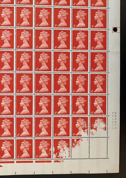 1967-69  Gran Bretagna - Foglio intero di 240 francobolli, 1967-1969, 4 penny rosso (Unif. 476), con difetto di stampa nell'angolo inferiore destro con quattro esemplari parzialmente privi del colore ed uno totalmente bianco.  - Asta Filatelia e Storia Postale - Associazione Nazionale - Case d'Asta italiane