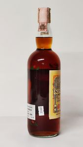 Highland Park Magnus, Pot Still Pure Malt Whisky  - Asta Wine and Spirit for Christmas - Associazione Nazionale - Case d'Asta italiane