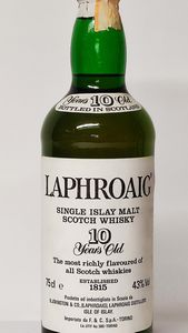 Laphroaig 10 Years Old, Single Islay Malt Scotch Whisky  - Asta Wine and Spirit for Christmas - Associazione Nazionale - Case d'Asta italiane