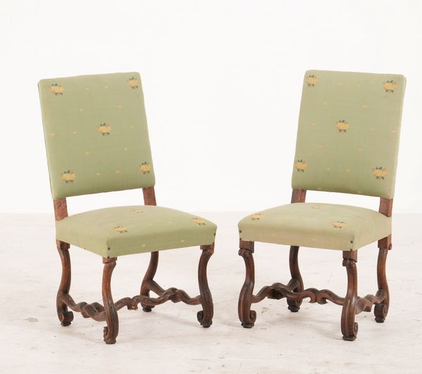 Gruppo di quattro pi due sedie in noce ad osso di montone. XVIII secolo  - Asta Antiquariato - Associazione Nazionale - Case d'Asta italiane