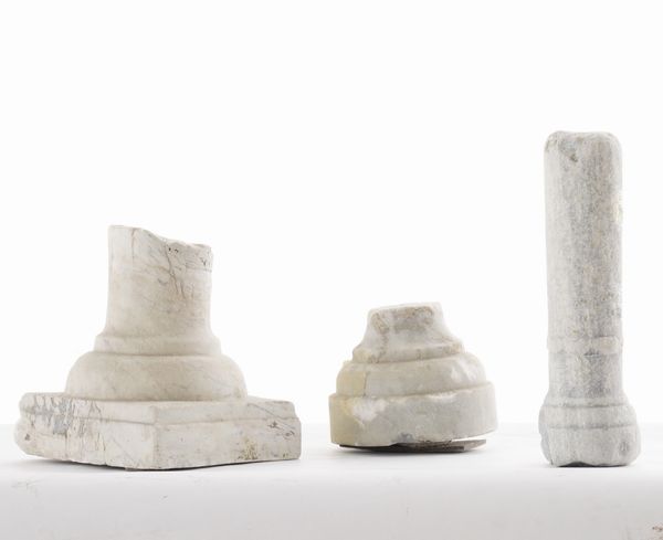 Tre elementi architettonici in marmo  - Asta Antiquariato - Associazione Nazionale - Case d'Asta italiane