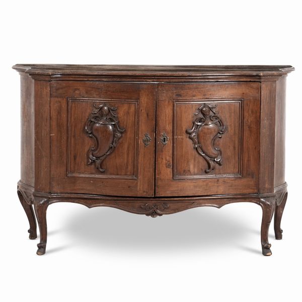 Credenza scantonata e intagliata. XVIII-XIX secolo  - Asta Antiquariato - Associazione Nazionale - Case d'Asta italiane