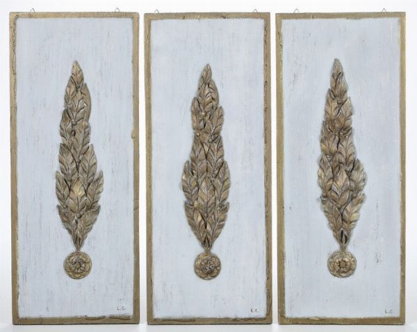 Tre pannelli in legno intagliato e dipinto. XIX secolo  - Asta Antiquariato - Associazione Nazionale - Case d'Asta italiane