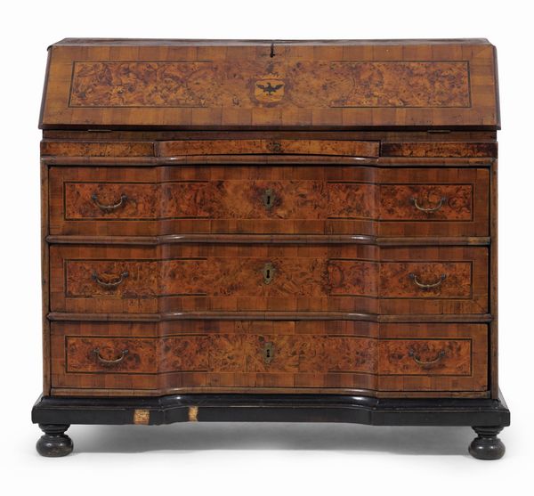 Bureau lastronato in noce e radica di noce,  XVIII secolo  - Asta Antiquariato - Associazione Nazionale - Case d'Asta italiane