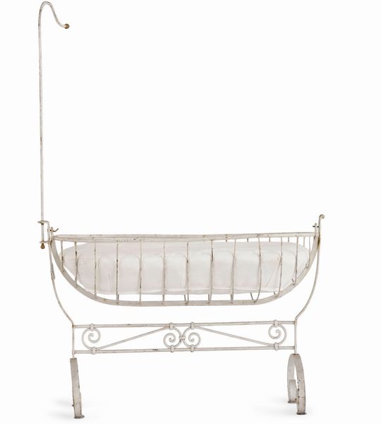 Culla in ferro battuto dipinto. Fine XIX-inizi XX secolo  - Asta Antiquariato - Associazione Nazionale - Case d'Asta italiane