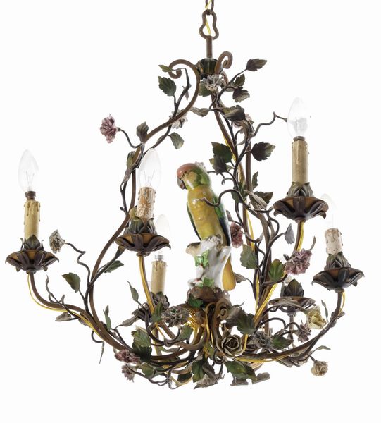 Lampadario in metallo dipinto e porcellana. XIX secolo  - Asta Antiquariato - Associazione Nazionale - Case d'Asta italiane