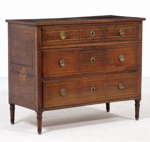 Com Luigi XVI a tre cassetti in legno lastronato ed intarsiato. XVIII-XIX secolo  - Asta Antiquariato - Associazione Nazionale - Case d'Asta italiane