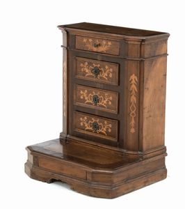 Inginocchiatoio in legno intarsiato. XVIII secolo  - Asta Antiquariato - Associazione Nazionale - Case d'Asta italiane
