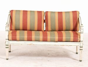 Piccolo divanetto e coppia di poltrone in legno dipinto. XIX secolo  - Asta Antiquariato - Associazione Nazionale - Case d'Asta italiane