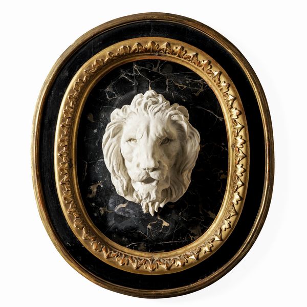 Italia centrale, XVIII-XIX secolo Testa di leone neoclassica su ovale in pietra lastronata in marmo Portoro  - Asta Scultura e Oggetti d'Arte - Associazione Nazionale - Case d'Asta italiane