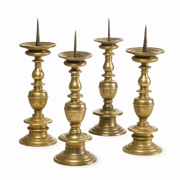 Fonditore italiano del XVI-XVII secolo Quattro candelieri a balaustro  - Asta Scultura e Oggetti d'Arte - Associazione Nazionale - Case d'Asta italiane