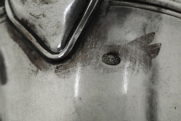 Caffettiera a tripode. Genova fine XVIII secolo, marchio della Torretta con datario consunto di difficile lettura (1)781 o (1)791 e marchio di ricontrollo (inizi del XIX secolo)  - Asta Argenti da Collezione | XX secolo - Associazione Nazionale - Case d'Asta italiane