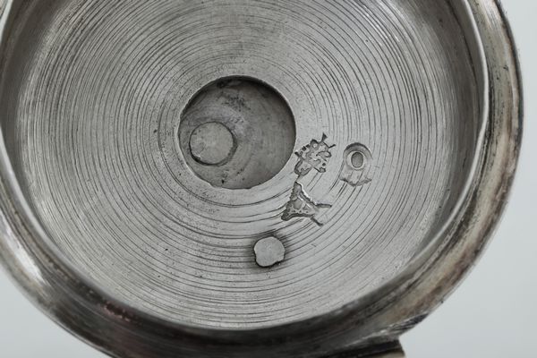 Cioccolatiera. Parigi, ultimo quarto del XVIII secolo. Maestro argentiere Ren�-Pierre Ferrier (1775-1793)  - Asta Argenti da Collezione | XX secolo - Associazione Nazionale - Case d'Asta italiane