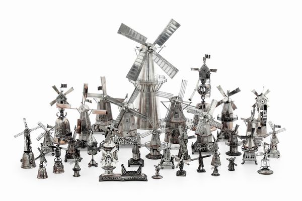 Collezione di trentadue mulini in argento. Differenti manifatture olandesi, inglesi e altre non identificate del XIX-XX secolo  - Asta Argenti da Collezione | XX secolo - Associazione Nazionale - Case d'Asta italiane