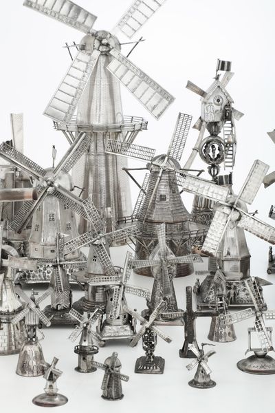Collezione di trentadue mulini in argento. Differenti manifatture olandesi, inglesi e altre non identificate del XIX-XX secolo  - Asta Argenti da Collezione | XX secolo - Associazione Nazionale - Case d'Asta italiane