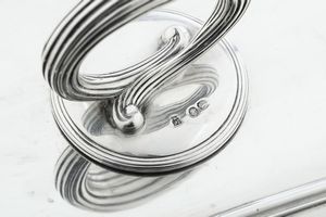 Due legumiere. Una Londra 1881, marchio dell�argentiere parziale di difficile lettura e una Londra 1838, argentiere WK Reid  - Asta Argenti da Collezione | XX secolo - Associazione Nazionale - Case d'Asta italiane