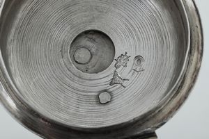 Cioccolatiera. Parigi, ultimo quarto del XVIII secolo. Maestro argentiere Ren�-Pierre Ferrier (1775-1793)  - Asta Argenti da Collezione | XX secolo - Associazione Nazionale - Case d'Asta italiane