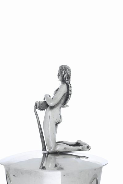 Vaso Art Deco con coperchio. Argenteria milanese del XX secolo, marchio con fascio littorio in uso dal 1935 al 1945,argentiere F.lli Cacchione  - Asta Argenti da Collezione | XX secolo - Associazione Nazionale - Case d'Asta italiane