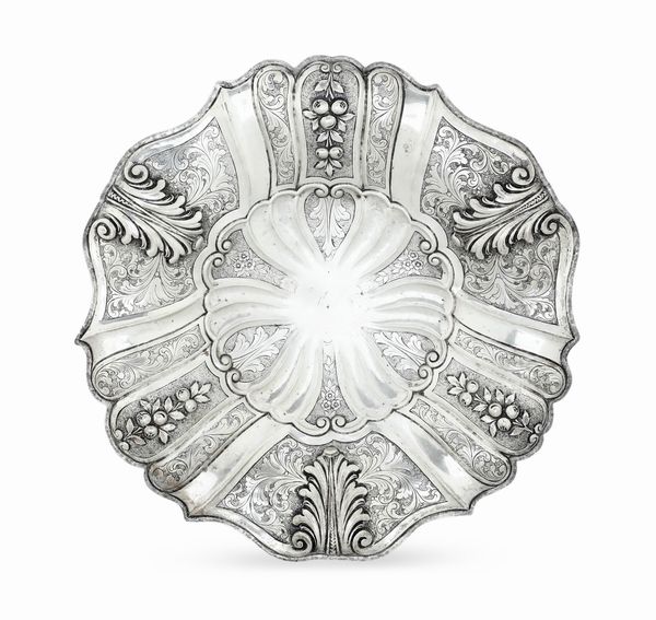 Alzata con bordo mistilineo. Argenteria toscana del XX secolo, marchio con fascio littorio in uso dal 1935 al 1945, argentiere Balossi & Cavalieri  - Asta Argenti da Collezione | XX secolo - Associazione Nazionale - Case d'Asta italiane