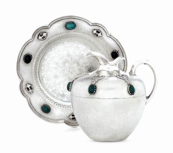 Brocca e vassoio. Argenteria artistica milanese, marchio con fascio littorio in uso dal 1935 al 1945  - Asta Argenti da Collezione | XX secolo - Associazione Nazionale - Case d'Asta italiane