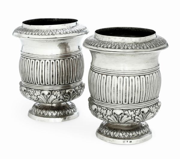 Coppia di rinfrescatoi. Argenteria artistica italiana del XX secolo, marchi ad imitazione dell'argenteria napoletana del XIX secolo  - Asta Argenti da Collezione | XX secolo - Associazione Nazionale - Case d'Asta italiane