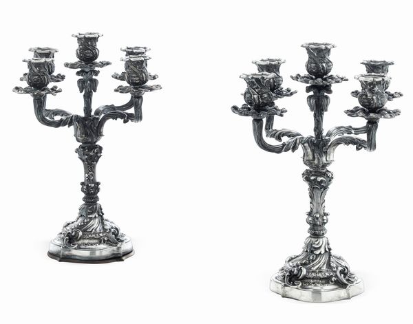 Coppia di candelabri a cinque luci. Maison Mario Buccellati, marchio con fascio littorio in uso adal 1935 al 1945  - Asta Argenti da Collezione | XX secolo - Associazione Nazionale - Case d'Asta italiane