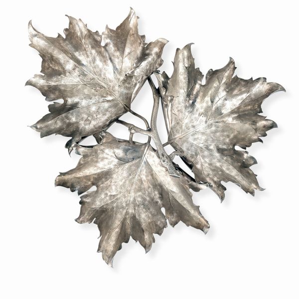 Grande centrotavola a forma di ramo fogliato. Maison Gianmaria Buccellati, argentiere Ilario Pradella Milano, Italia XX-XXI secolo  - Asta Argenti da Collezione | XX secolo - Associazione Nazionale - Case d'Asta italiane
