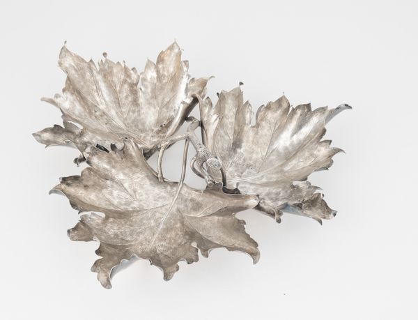 Grande centrotavola a forma di ramo fogliato. Maison Gianmaria Buccellati, argentiere Ilario Pradella Milano, Italia XX-XXI secolo  - Asta Argenti da Collezione | XX secolo - Associazione Nazionale - Case d'Asta italiane