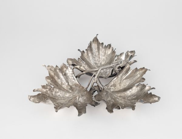 Grande centrotavola a forma di ramo fogliato. Maison Gianmaria Buccellati, argentiere Ilario Pradella Milano, Italia XX-XXI secolo  - Asta Argenti da Collezione | XX secolo - Associazione Nazionale - Case d'Asta italiane