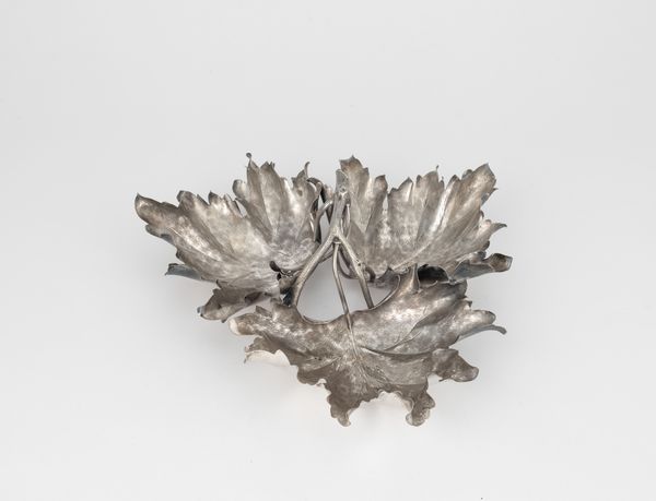 Grande centrotavola a forma di ramo fogliato. Maison Gianmaria Buccellati, argentiere Ilario Pradella Milano, Italia XX-XXI secolo  - Asta Argenti da Collezione | XX secolo - Associazione Nazionale - Case d'Asta italiane