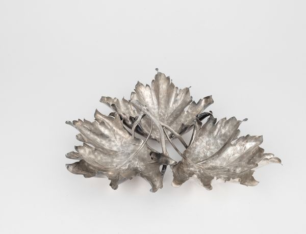 Grande centrotavola a forma di ramo fogliato. Maison Gianmaria Buccellati, argentiere Ilario Pradella Milano, Italia XX-XXI secolo  - Asta Argenti da Collezione | XX secolo - Associazione Nazionale - Case d'Asta italiane
